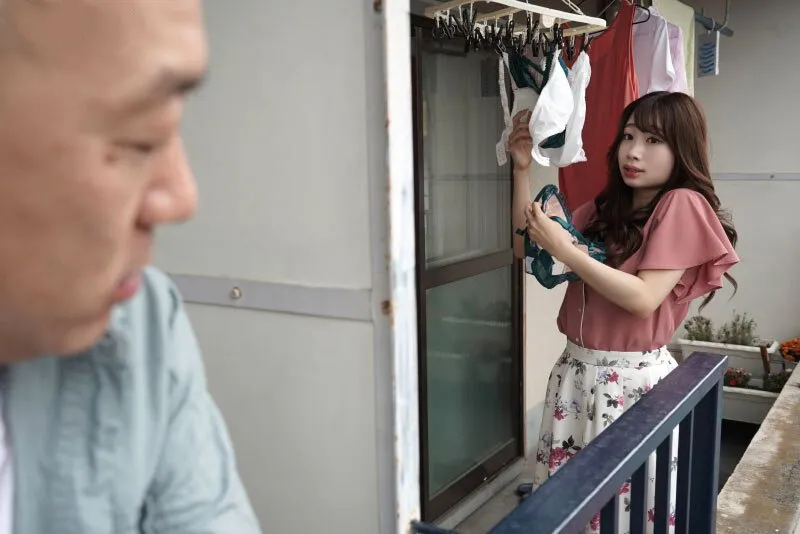 Gã nhà cạnh bên chuyên soi mói và cặp vợ yêu người chồng thường xuyên rên la quá to